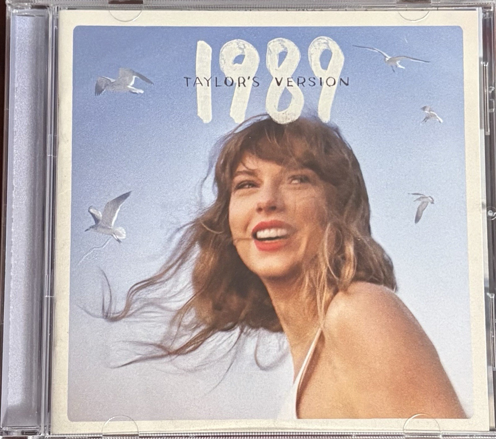 TAYLOR SWIFT “1989” (TAYLOR’S VERSION)” RARE ORIGINAL 2023 USA CD ALBUM W/POSTER